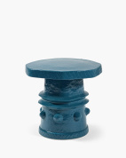 приставной столик с круглой столешницей и декоративным основанием