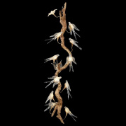 подвесная люстра с множеством стеклянных элементов на изогнутой раме