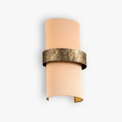 настенный светильник с полукруглым металлическим абажуром и декоративной лентой