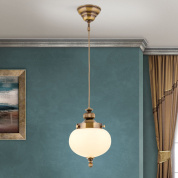 подвесной светильник с матовым опаловым плафоном на декоративной цепи в патинированной отделке