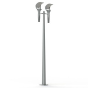 фонарный столб серебристого оттенка с двойной верхней частью и стеклянными плафонами