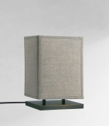 настольная лампа с прямоугольным текстильным абажуром на компактном основании