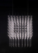 подвесной светильник с вертикальной композицией из прозрачных стеклянных элементов и направленным вниз светом
