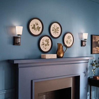 настенный светильник черного цвета с одним плафоном