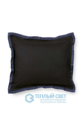 декоративная подушка из текстиля с темным оттенком