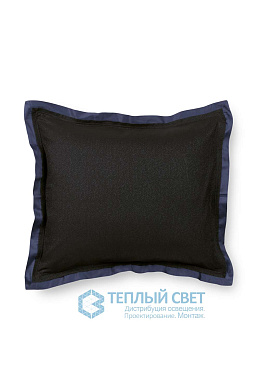 декоративная подушка из текстиля с темным оттенком