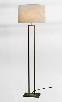 напольный светильник с овальным текстильным абажуром на тонкой стойке