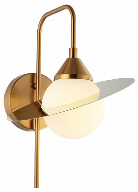 настенный бра с круглым отражателем и шаровым плафоном золото