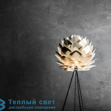 торшер с абажуром из белых лепестков и металлической опорой