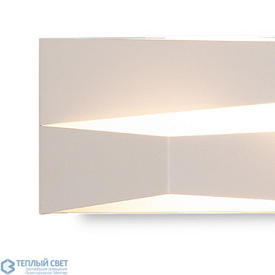 настенный светильник с геометрическим корпусом и асимметричным светораспределением