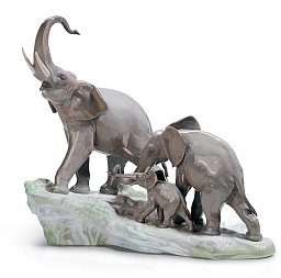 Фарфоровая скульптура слонихи со слонёнком Elephants Walking Lladro 01001150