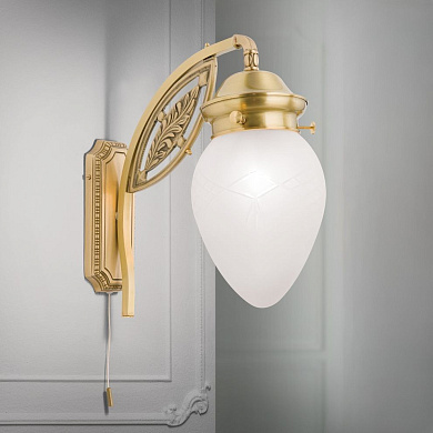 настенное бра с каплевидным матовым плафоном на изогнутом бронзовом держателе