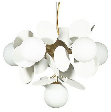 подвесная люстра с шарообразными плафонами белого цвета на золотом основании