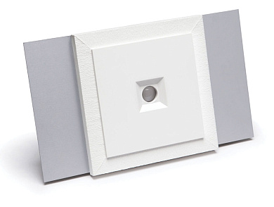 встраиваемый потолочный светильник с квадратной линзой и алюминиевыми вставками