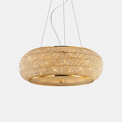 подвесная люстра с золотистым кольцом и декоративным стеклянным орнаментом