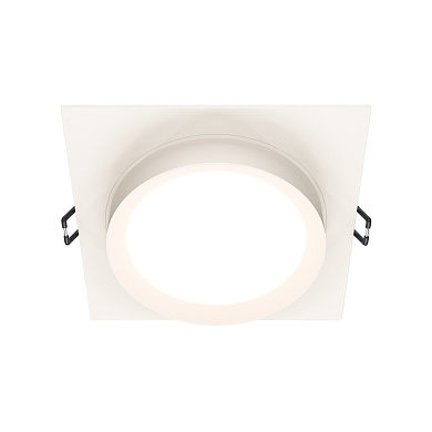 встраиваемый потолочный светильник белого цвета с квадратным корпусом