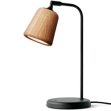 настольная лампа с деревянным плафоном в отделке под дуб на чёрной подставке