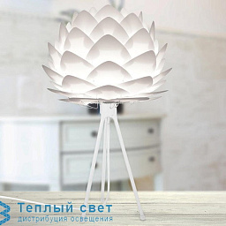 настольная лампа с абажуром в форме лепестков белого цвета