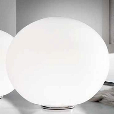 напольный светильник с крупным сферическим плафоном из матового стекла