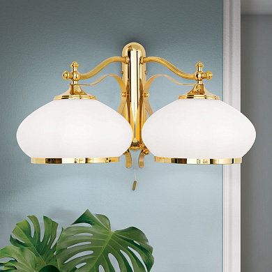 двухрожковое настенное бра с опаловыми купольными плафонами в золотом оформлении