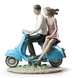 Фарфоровая статуэтка пары на мотороллере Riding with You Lladro 01009231