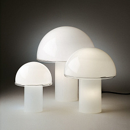 A006500 Artemide Onfale настольная лампа с куполообразным плафоном и стеклянным основанием