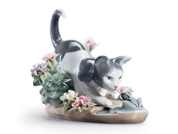 1001442 Lladro Kitty Confrontation фарфоровая фигурка кошки и собаки в сцене столкновения