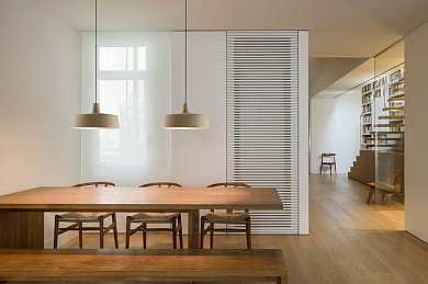 подвесная люстра с множеством плафонов над обеденной зоной