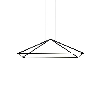 подвесной светильник с каркасом в форме треугольной призмы черного цвета