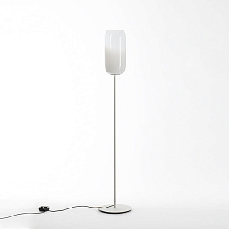1410220A Artemide Gople торшер с вытянутым плафоном из белого стекла на тонкой металлической стойке
