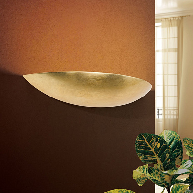 настенное бра с полукруглым металлическим отражателем тёплого золотого оттенка