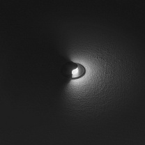 встраиваемый в грунт светильник с углом свечения 180°, используется для заливающего освещения фасадов