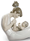 1009152 Lladro Giggles With Mom фарфоровая фигурка матери, держащей младенца на руках — фото 1