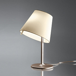 0710020A Artemide Melampo настольная лампа с тканевым абажуром в форме купола