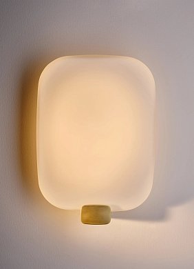 Настенный светильник Light Me Tender Vertical DCW éditions, белое стекло, основание золотистое LIGHT ME TENDER VERTICAL