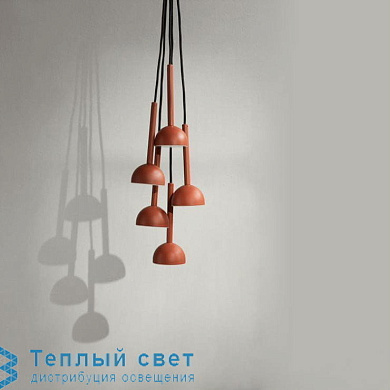 подвесной светильник с несколькими коническими плафонами на общей подвесной системе