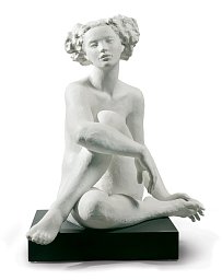 Фарфоровая скульптура сидящей женщины Essence of a Woman Lladro 01009176