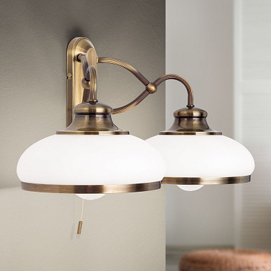двухламповый настенный светильник с матовыми стеклянными плафонами на изогнутых кронштейнах
