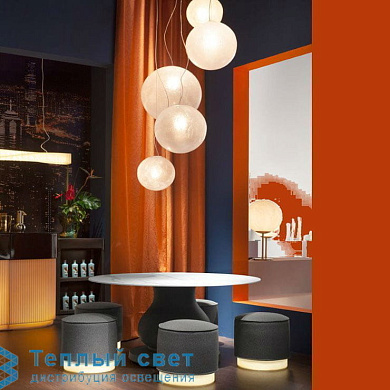 подвесная люстра с шарообразными стеклянными плафонами на вертикальном подвесе