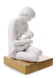 Фарфоровая статуэтка кормящей матери A Nurturing Bond Lladro 01008342