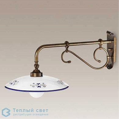 настенное бра с керамическим плафоном и изогнутым бронзовым кронштейном