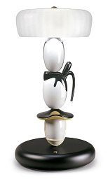 1017246 Lladro Hairstyle настольная лампа с фарфоровым основанием и стеклянным плафоном