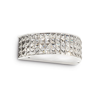 настенный светильник с полукруглым корпусом, украшенным хрустальными элементами