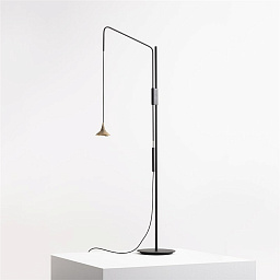1095010A Artemide Unterlinden торшер с изогнутой штангой и маленьким металлическим плафоном