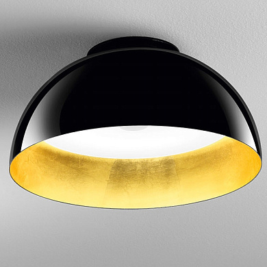 потолочный светильник с черным купольным плафоном и золотым интерьером