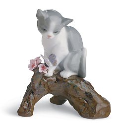 Фарфоровая статуэтка котёнка с бабочкой Blossoms for the Kitten Lladro 01008382