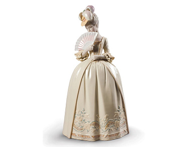 фарфоровая фигурка женщины в бежевом платье
