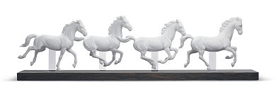 Фарфоровая скульптура четырёх скачущих лошадей Galloping Herd Lladro, белая 01009086