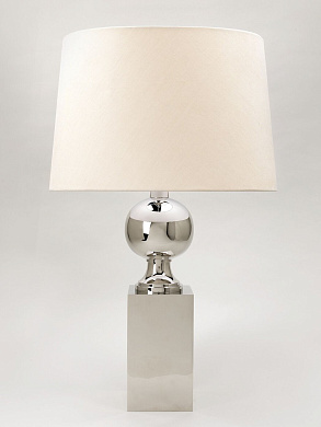 настольная лампа из никеля с круглым корпусом и тканевым абажуром