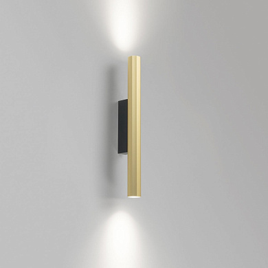 настенный светильник золотого цвета с направленным светом вниз